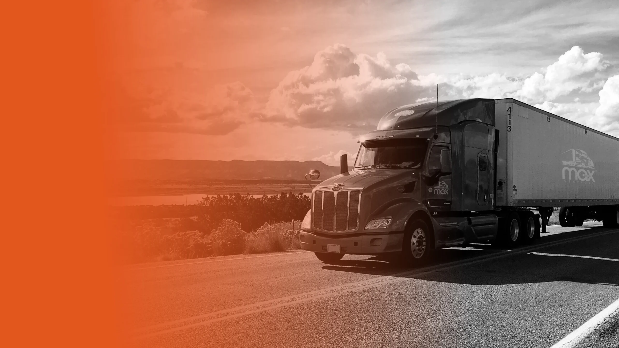 Flota de camiones de Max Logistic Services en carretera — transporte de carga Tijuana