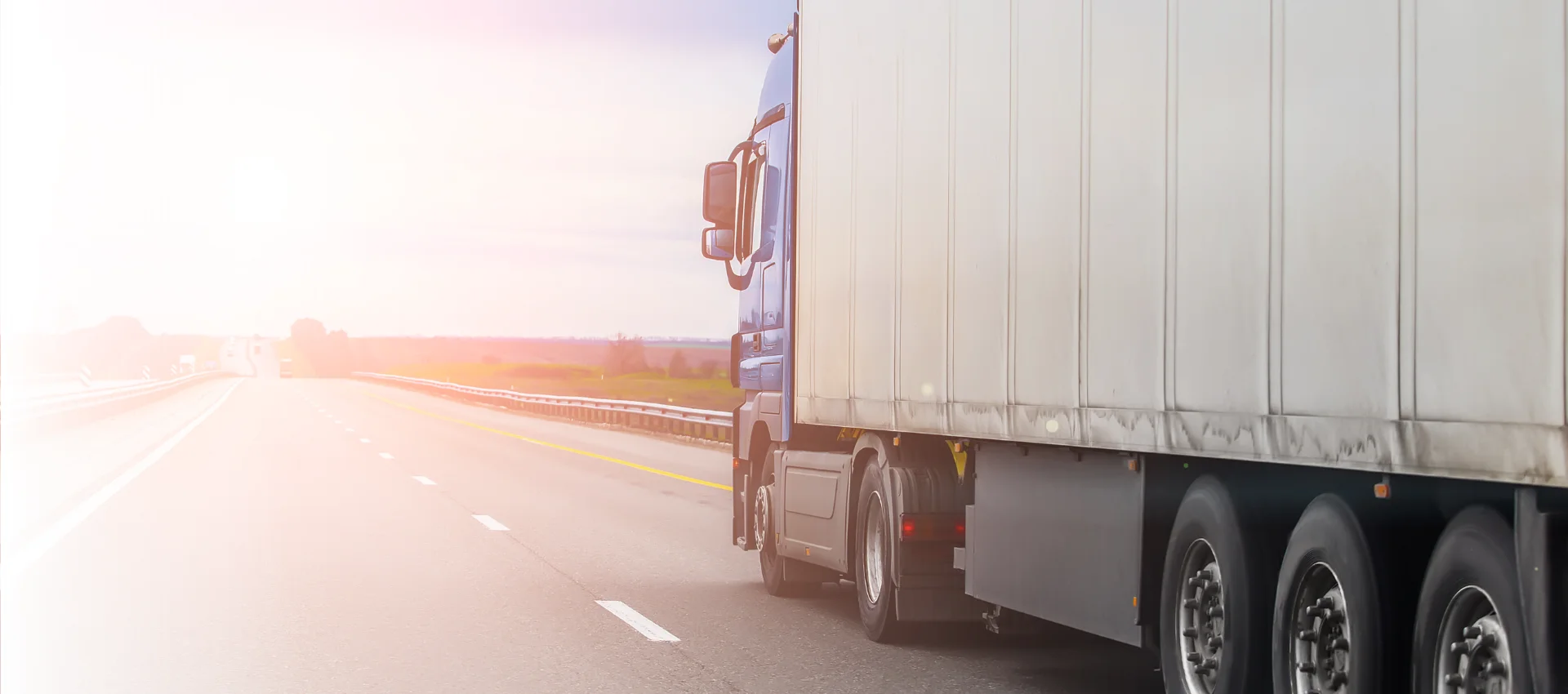 Equipo de operadores y personal de Max Logistic Services en Tijuana, Baja California